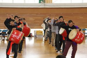 琉球太鼓を披露する金武町の青年会の人たち