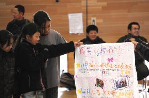 自校を紹介する嘉芸小学校の児童たち