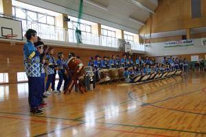 御実城ばやしを披露する六日町小学校の児童たち