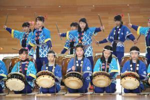 太鼓を叩く六日町小学校の児童たち