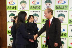 （写真）握手をする市長と2年生駒形朱音さん