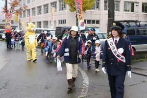 防火パレードを行う一日消防署長と園児たち