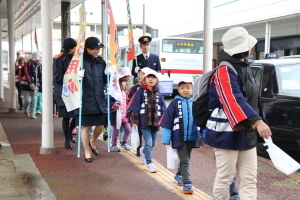 六日町駅前通りをパレードする園児たち