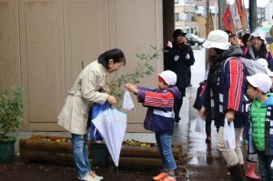 兼続通りで火災予防を呼びかける園児