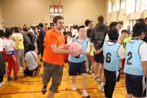 2人で協力してボールを運ぶ総合支援学校の生徒と国際大学の学生