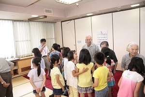 大巻小学校児童と高齢者のふれあいの様子