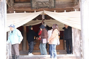 神社を参拝する人たち