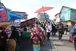 神社に向かう神主たち