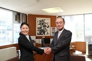 市長室にて小野塚彩那さんと市長が握手