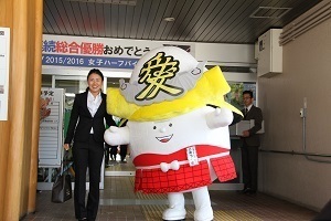 本庁舎玄関前にて小野塚彩那さんとゆるキャラこめつぐくんのツーショット