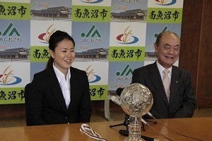 小野塚彩那さんと市長の記者会見の様子