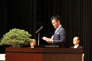 式典で抱負を述べる新成人代表の今井さん