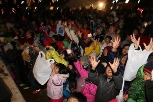 子ども福餅まき