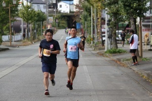 舗装路を走る参加者たち