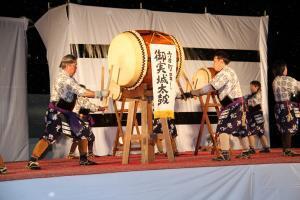 御実城太鼓の演奏