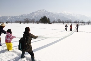 雪さらしをする参加者たち