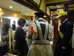 飲食店内で呼び掛けをする警察官と井口市長