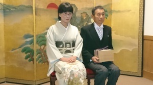 皇居内で記念撮影をする高村夫妻