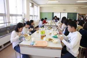 自分たちで作った料理をおいしそうに食べる児童たち