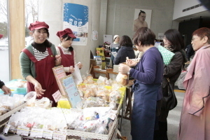 笑顔で接客をするお店の人