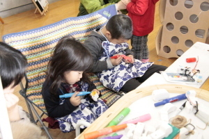 木工玩具の色を塗る子ども