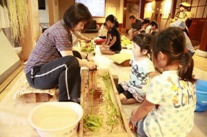 苧引(おび)き体験をする子どもたち