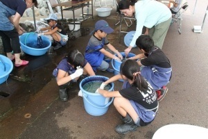 藍染めをする子どもたち