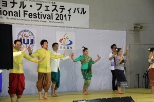 民族衣装をまとってステージで踊る学生