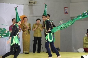 舞踊用の衣装をまとってステージで踊る学生