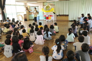 栄養士の話を聞く園児