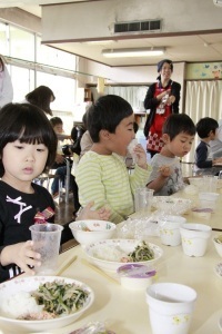 おにぎりを食べる園児