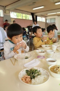 おにぎりを食べる園児