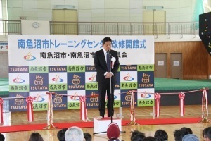 改修開館式であいさつをする林市長