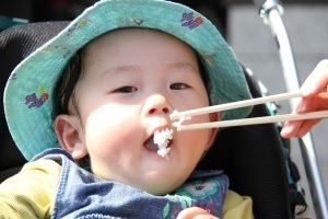 新米ごはんを味わう子ども