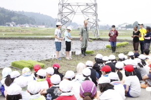 田植えの仕方を説明する保護者