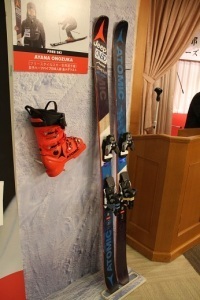 小野塚選手のスキー板とスキーブーツ