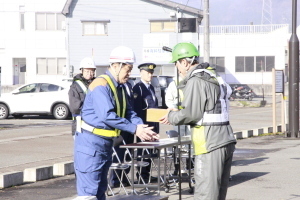 貸与車両の鍵の引渡し