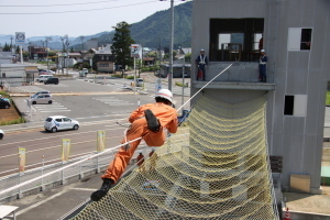 ロープブリッジ渡過訓練の様子