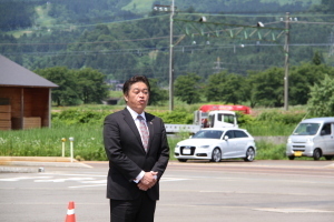 訓練の講評をする林市長