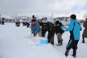 雪をつめる様子1