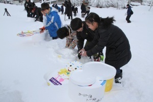 雪をつめる様子2