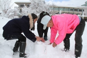 雪をつめる様子4