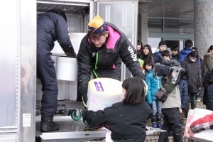 雪だるまをトラックに乗せる様子