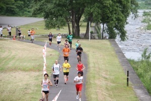 登川沿いのコースを走る参加者たち
