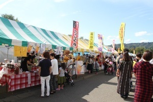 テント村の飲食店の様子