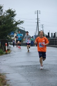 雨の中走る選手たち