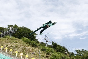 青空を背に飛ぶ高梨選手