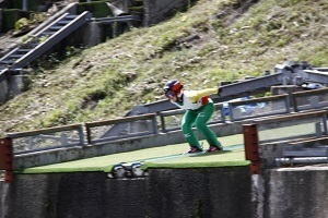 ジャンプ台を踏み切る直前の茂野選手