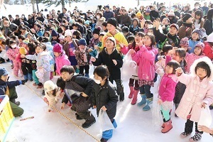 子ども福餅まきの様子