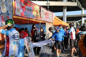 南魚沼きりざいDE(デ)愛隊の南魚沼きりざい丼を受け取る参加者たち